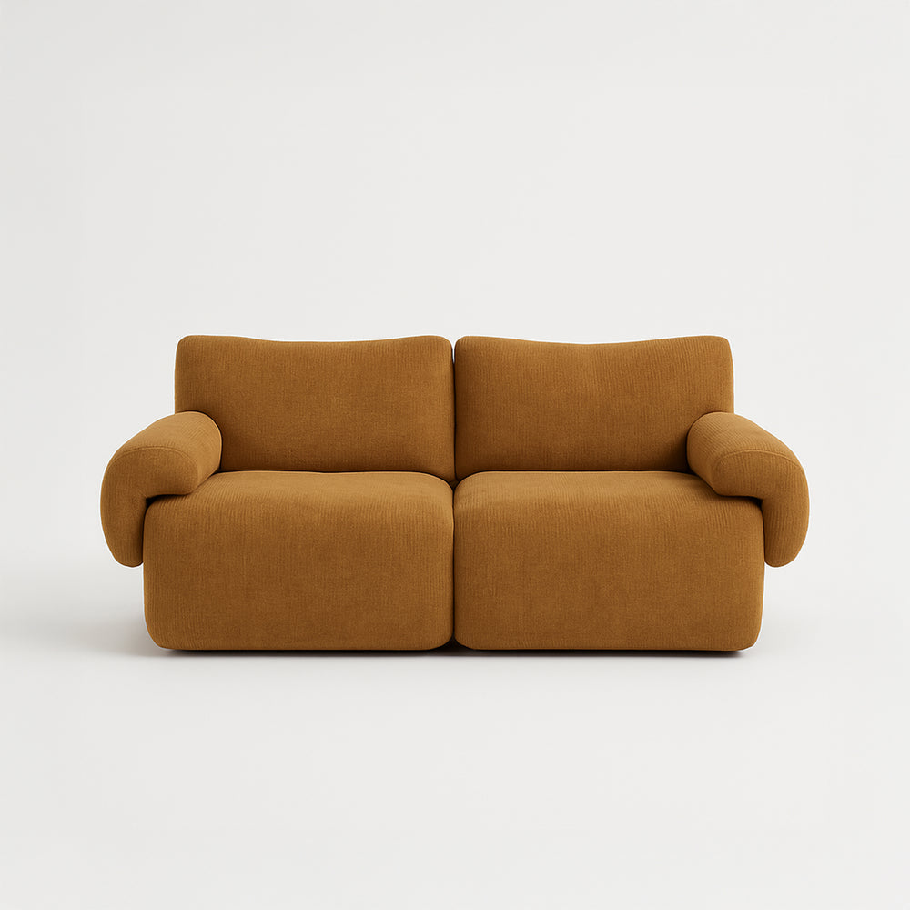Sahara – Canapé 2 Places Sculptural en Tissu Sablé Miel