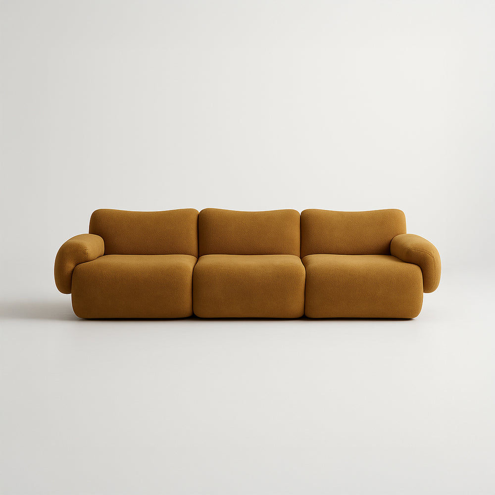 Sahara – Canapé 3 Places Sculptural en Tissu Sablé Miel