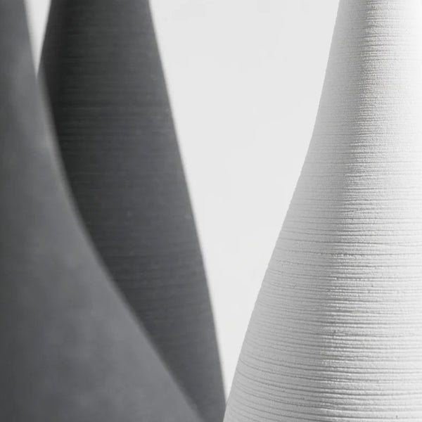 Vase Sculptural Élancé – Céramique Moderne Noir ou Blanc